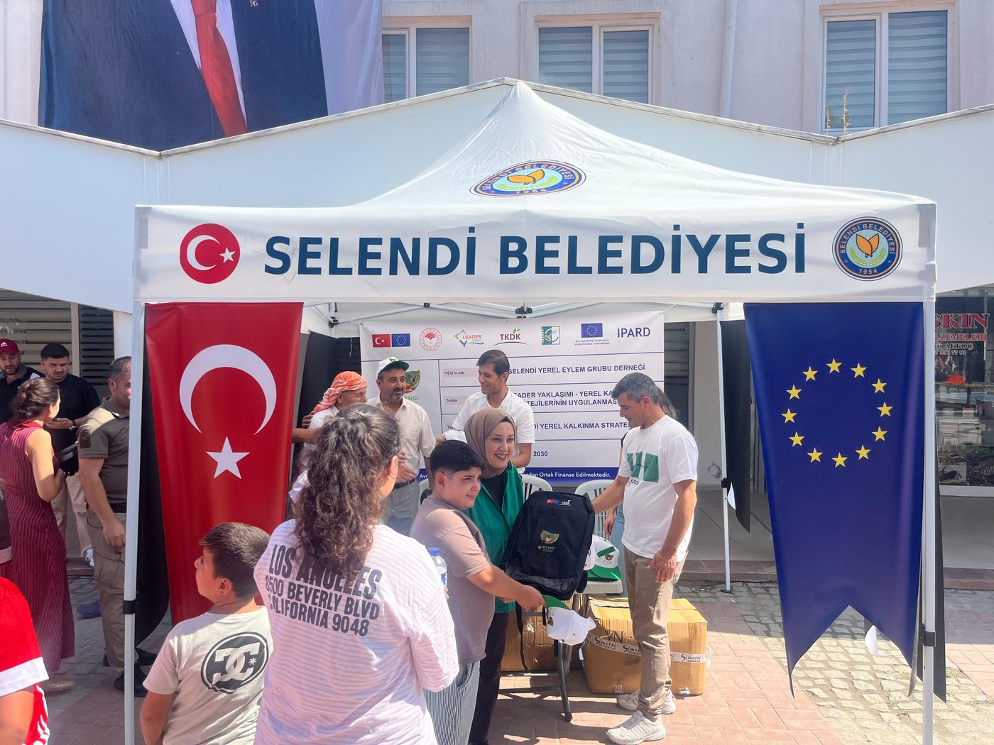 Selendi YEG standı — Türk ve AB bayraklarıyla festival alanında