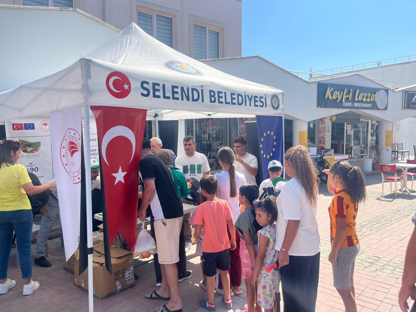 Festival katılımcıları Selendi YEG standında