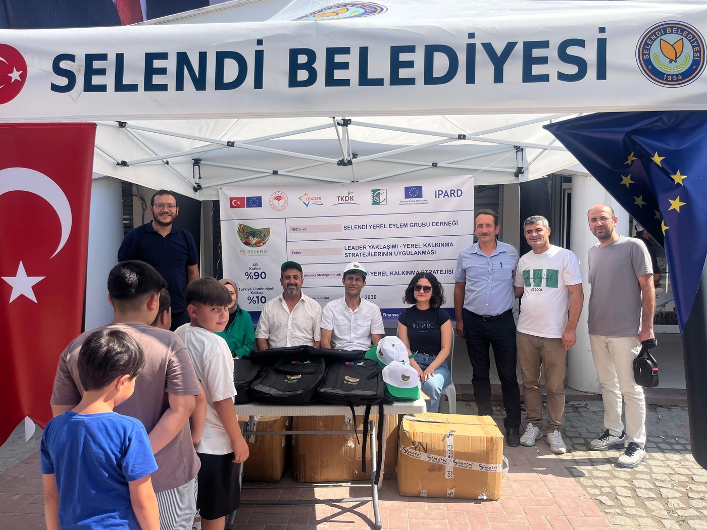 Selendi Cirit ve Tütün Festivali'nde Selendi YEG standında çanta ve şapka dağıtımı