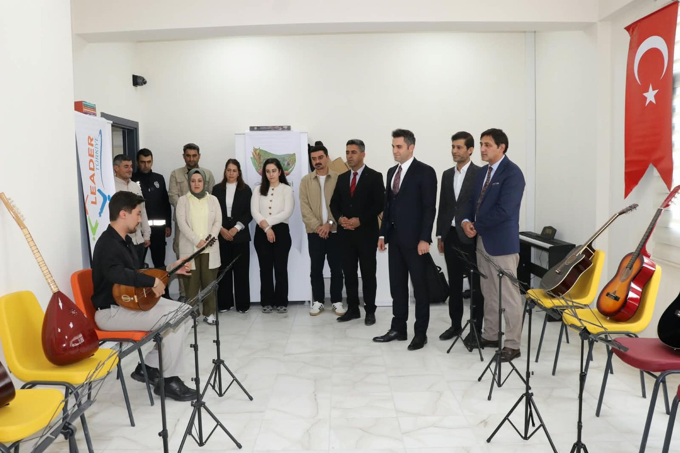 Gençlik Merkezi atölyesinde müzik aletleriyle yapılan tanıtım