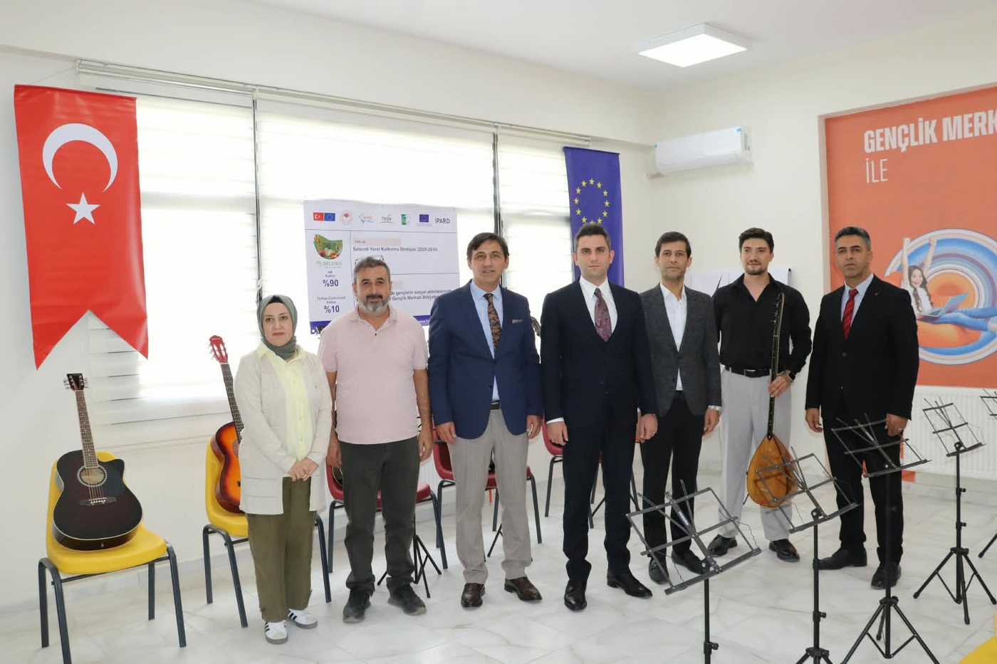 Gençlik Merkezine teslim edilen müzik aletleri ve ekipmanlar